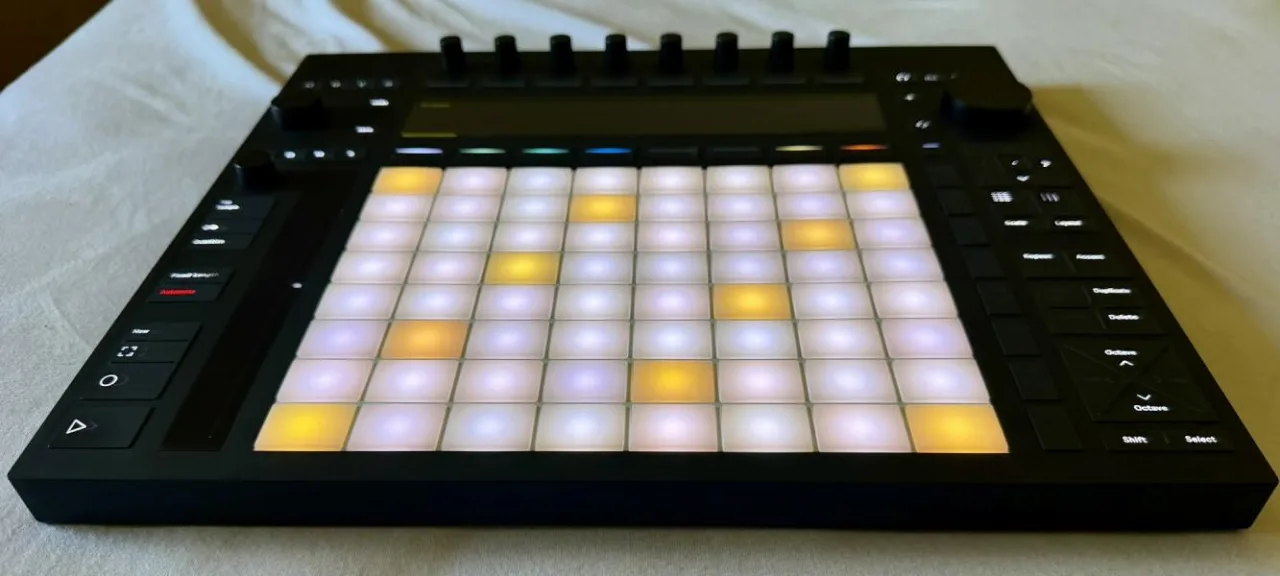 Ableton Push 3 Standalone Upgraded, Prislusenstvo