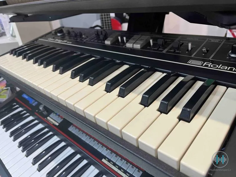 Roland RS09 Organ/Strings
