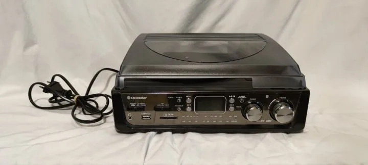 Roadstar turntable