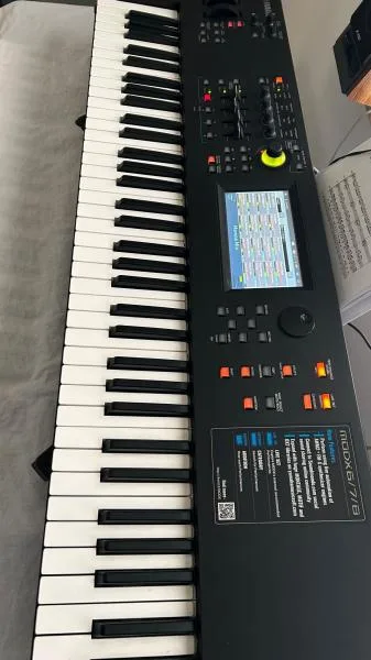 Yamaha MODX7 a Yamaha bag na transport klaves