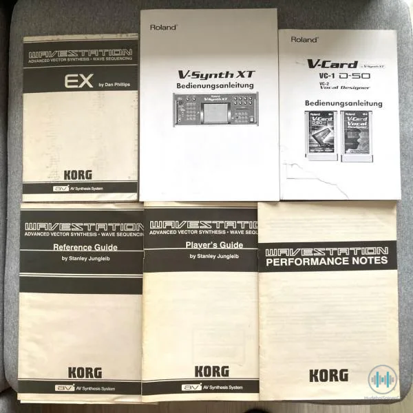 Originál manuály Roland V-Synth XT a Korg Wavestation EX