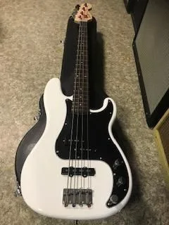 Fender SQUIER P-Bass WHITE RW Precission 4 strunná, černý pickguard, výborně ladí