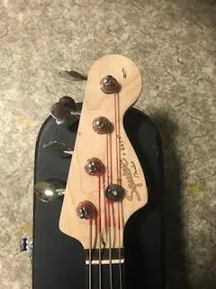 Fender SQUIER P-Bass WHITE RW Precission 4 strunná, černý pickguard, výborně ladí
