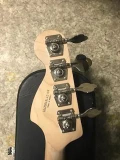 Fender SQUIER P-Bass WHITE RW Precission 4 strunná, černý pickguard, výborně ladí