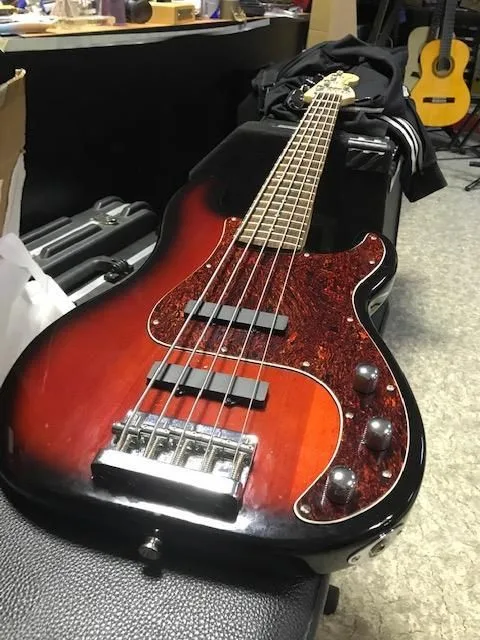 Fender SQUIER Precision Bass 5 Red Burst Indonesia - zánovní stav