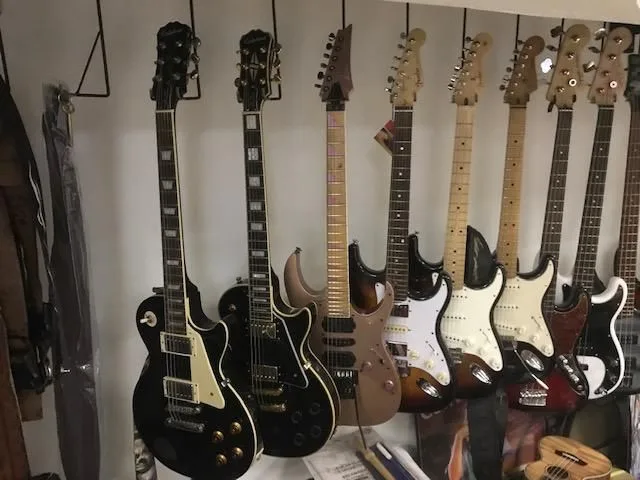 SKladem el. kytary Gison, Epiphone LP, Fender SQUIER, Mexico, Ibanez RG, levné i drahé nástroje