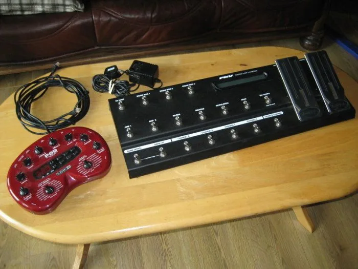 Line 6 POD 2.0 – Line 6 POD 2.0 legenda - kytar. preamp s efekty + nožní pedal board (s pedály )