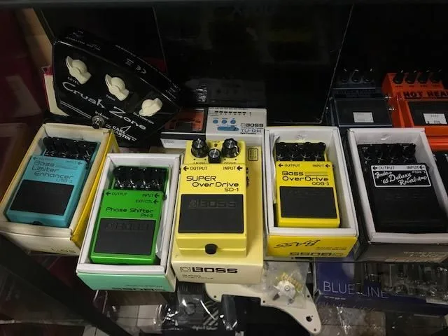 BOSS efekty 06/2022 skladem Phase Shifter, Bass Limiter Enhencer, atd.