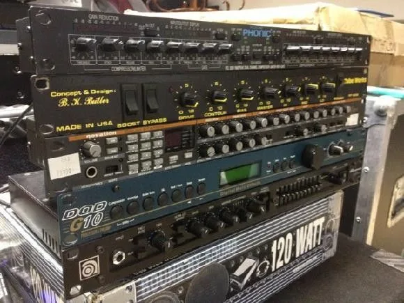Informujte se o rackových 1U a 2/3 rack efektech ( HK Metal Master pre-amp)