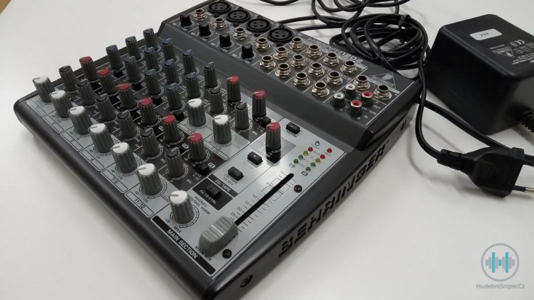 Mix Behringer 1202