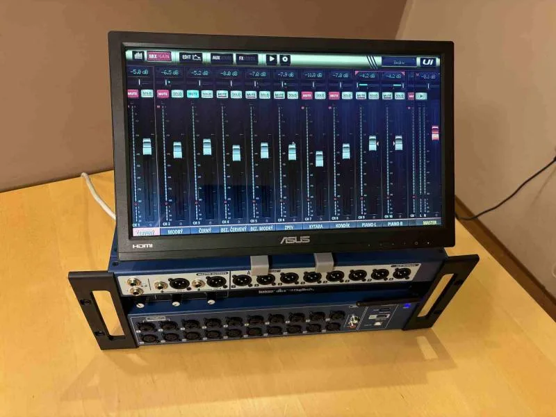 Digitální mixážní Soundcraft Ui24R + dotykové LCD