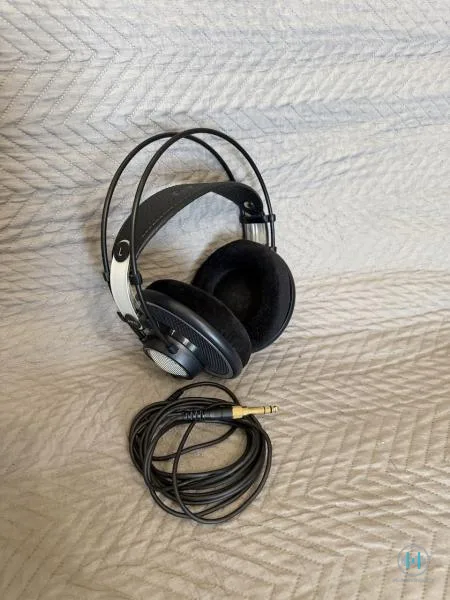 AKG K702