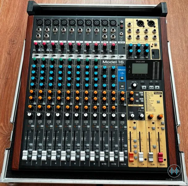 Mixážní a nahrávací pult Tascam Model 16 s original kufrem.