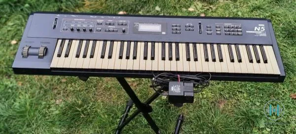 Korg N5 – legendární syntezátor + orig. zdroj + stojan K&M
