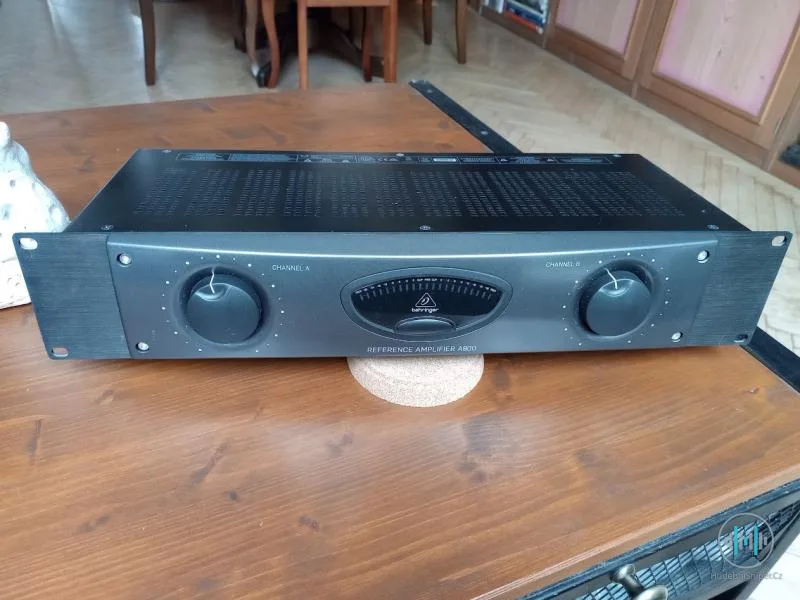 zesilovač Behringer A800