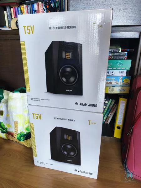 ADAM T5V + Desktop stnads (bundle)