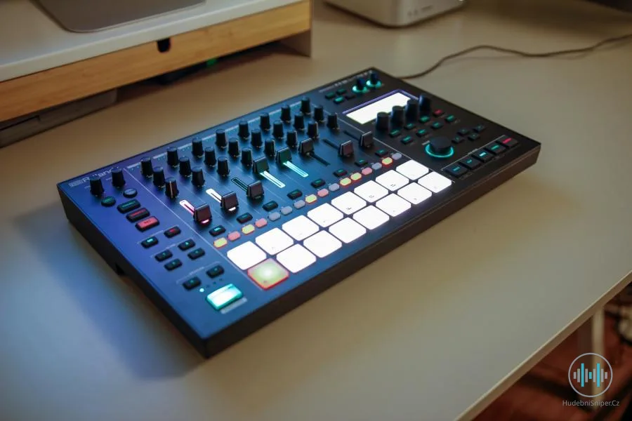 Roland MC-707 Groovebox
