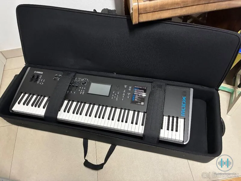Yamaha MODX8 + Gator GK-88
