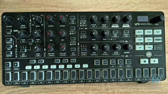 IK Multimedia UNO Synth Pro X
