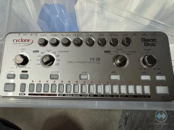 Cyclone Analogic TT-78 Beat Bot + decksaver a brašna