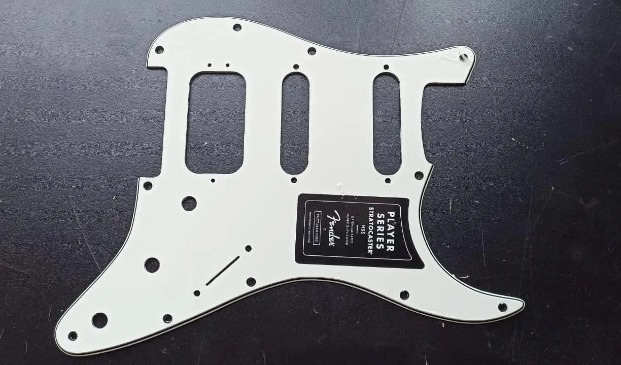 Fender Stratocaster Player Series pickguard HSS. PRODANO.