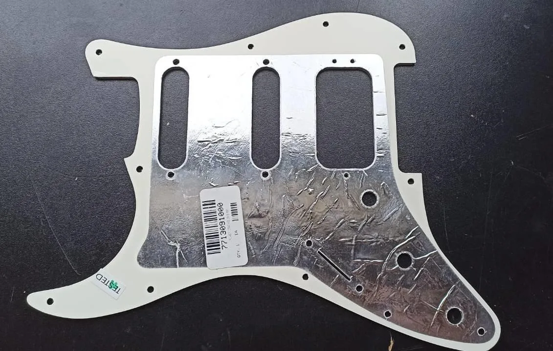 Fender Stratocaster Player Series pickguard HSS. PRODANO.