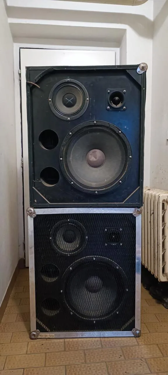Ozvučovací aparatura, zesilovače , mix, mikrofony atd.