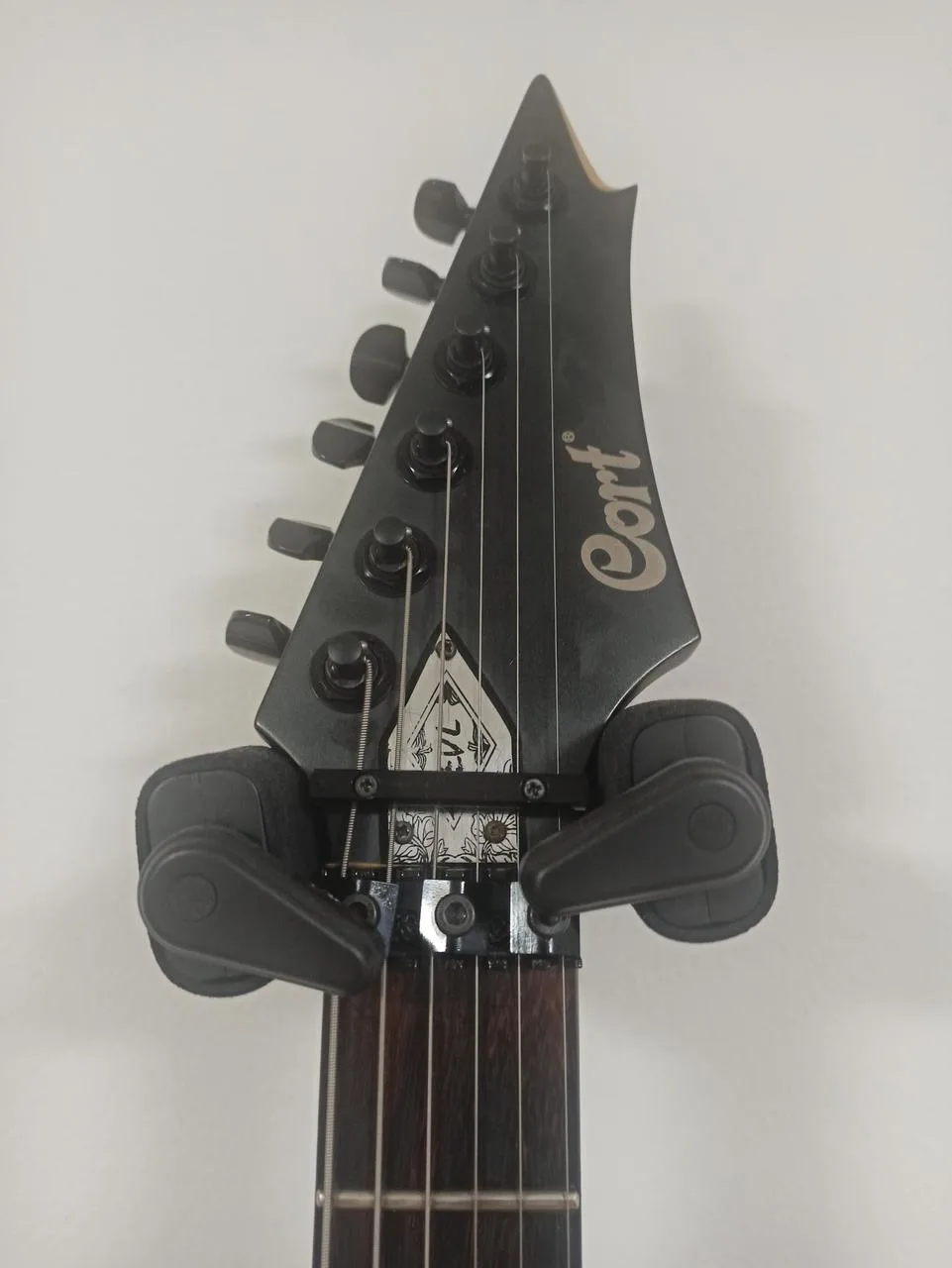 Cort EVL X6 – Upgradovaná metalová bestie s Floyd Rose