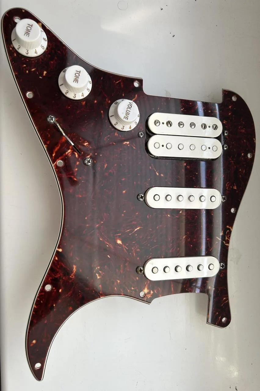 Osazený pickguard na Fender stratocaster