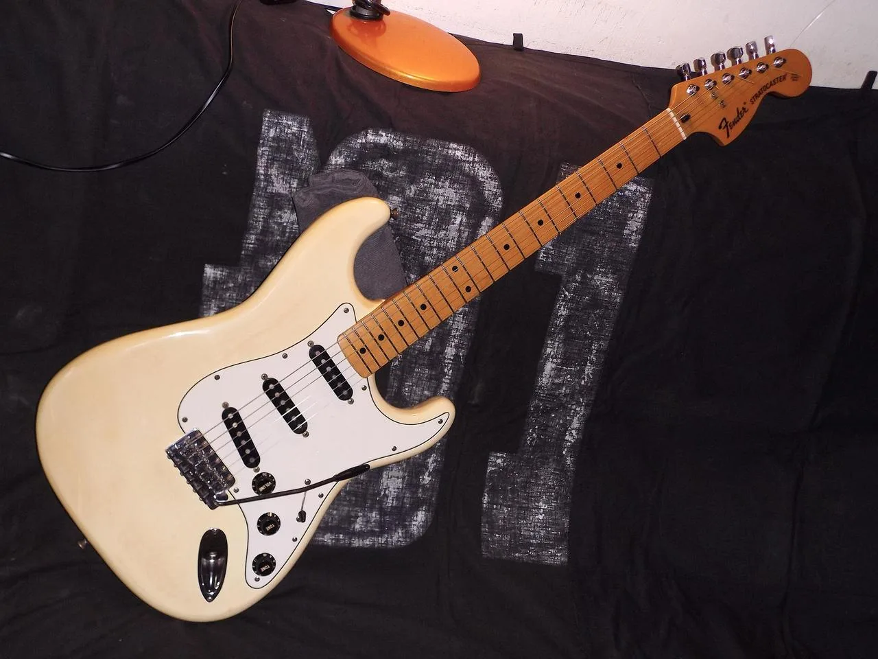 Prodám - Fender Japan Stratocaster- nejen pro sběratele ----