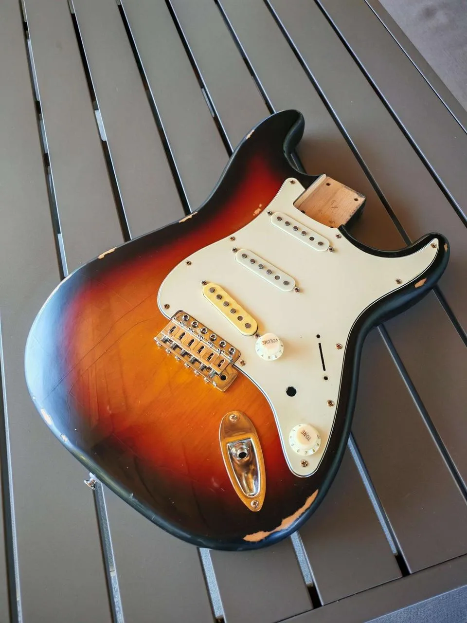 Stratocaster tělo 3 tone sunburst
