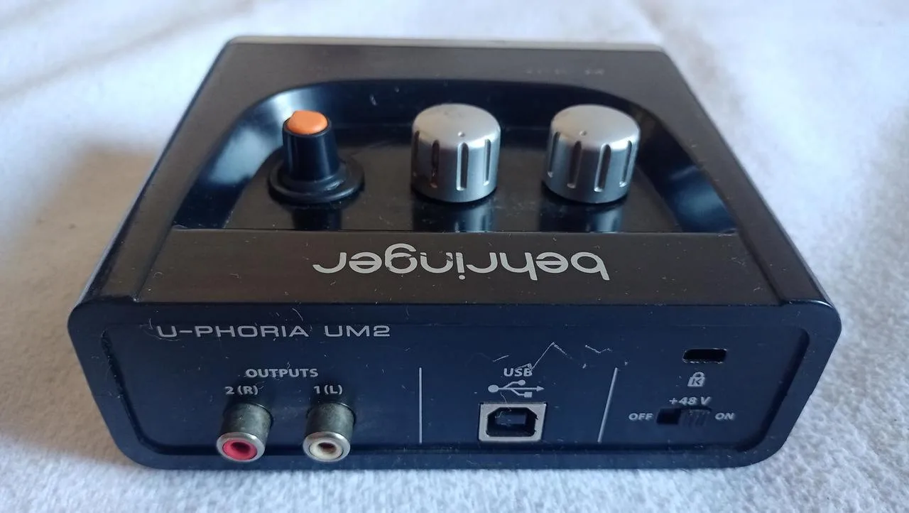 ZVUKOVÁ KARTA BEHRINGER U-PHORIA UM2 XLR INST.