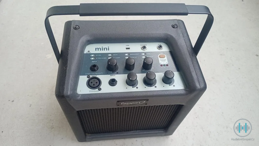 FENDER MINI PASSPORT kombo na baterie s MIC vstupem