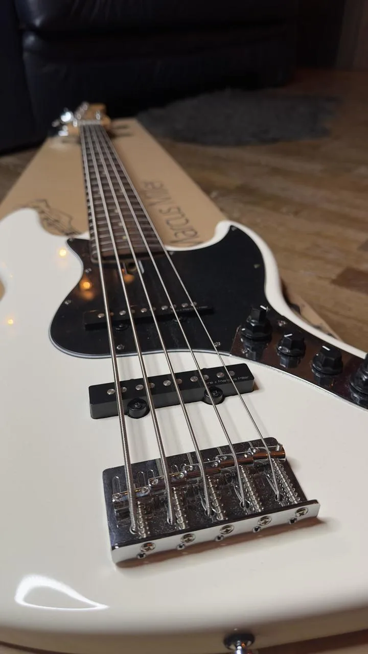 Marcus Miller V3 - 5strunná basa