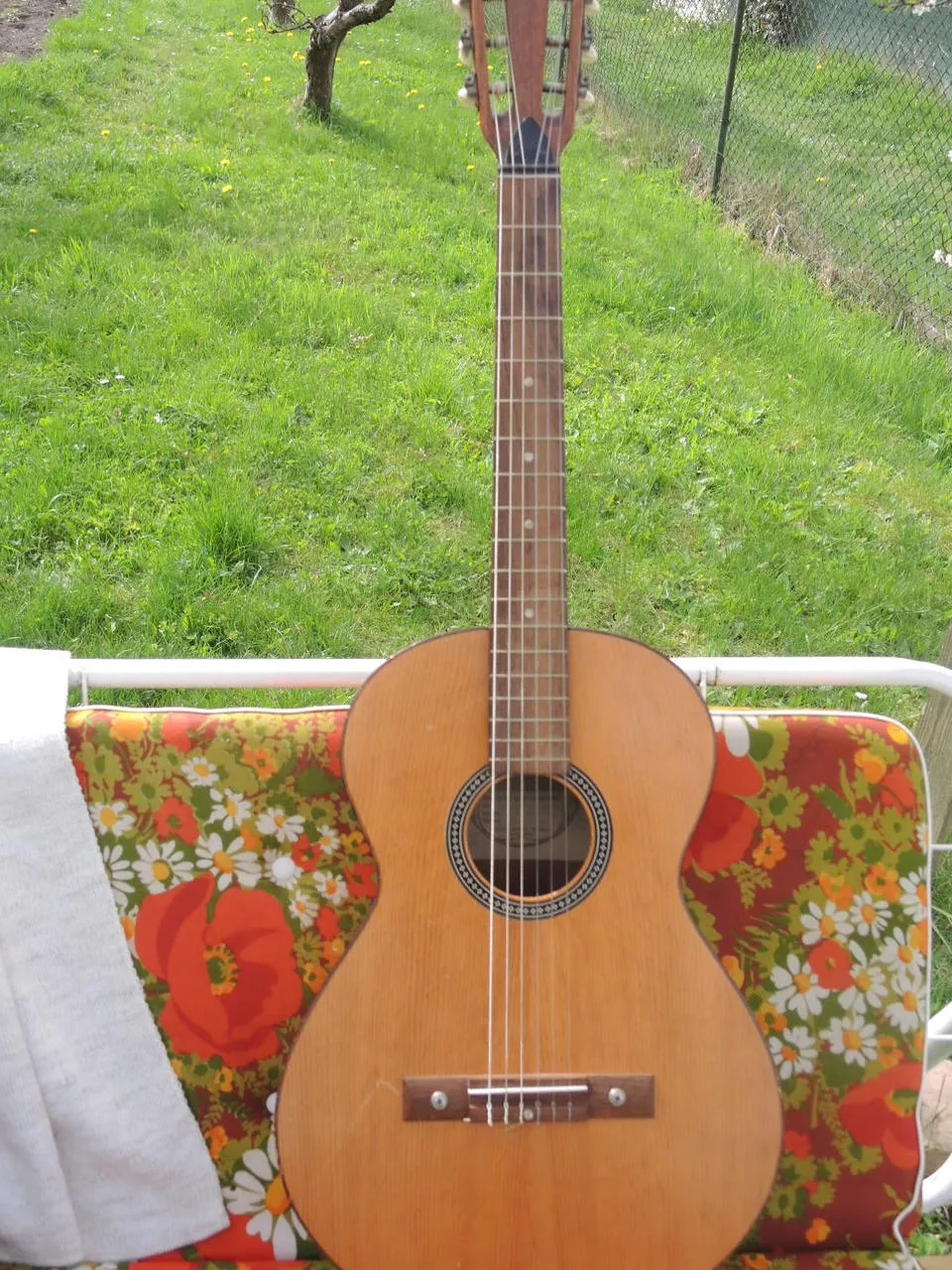 Historická kytara ze 60 let Framus Parlor