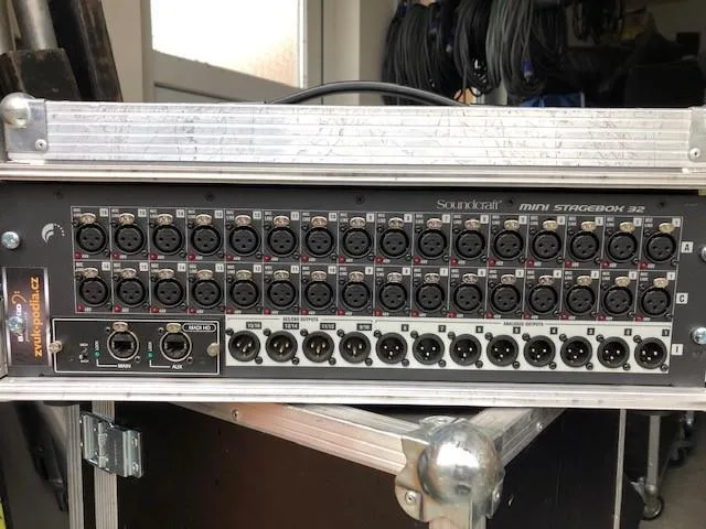 SOUNDCRAFT Mini StageBox 32 + Flight Rack 19" 3U/45 + manual