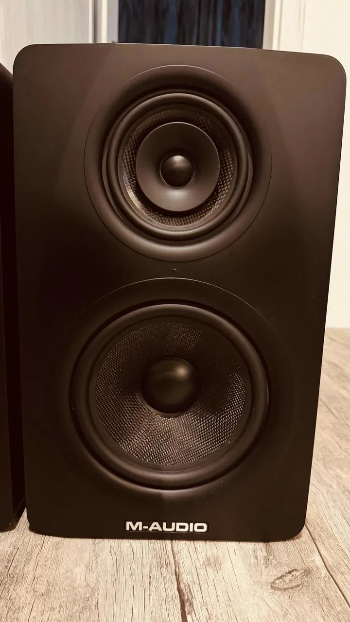 Profesionální 3-pásmové monitory M-Audio M3-8 (pár)