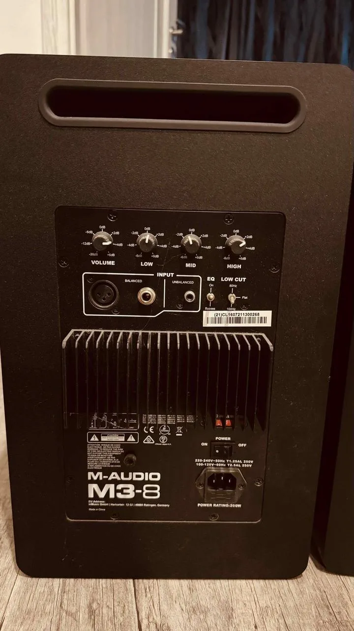 Profesionální 3-pásmové monitory M-Audio M3-8 (pár)