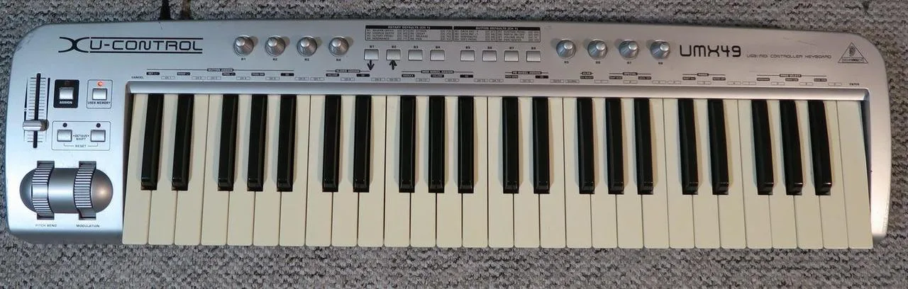 Behringer U-CONTROL UMX49 - vynikající synth mechanika
