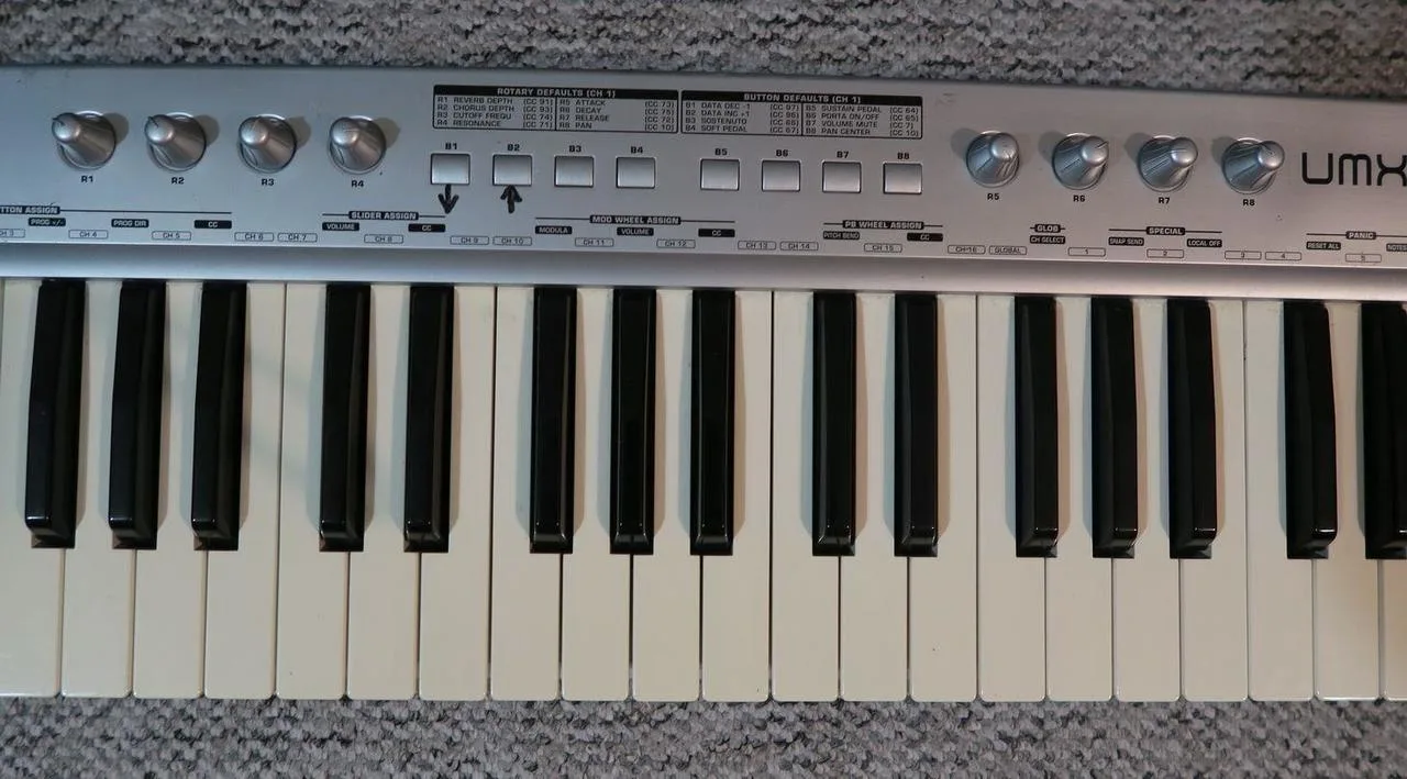Behringer U-CONTROL UMX49 - vynikající synth mechanika