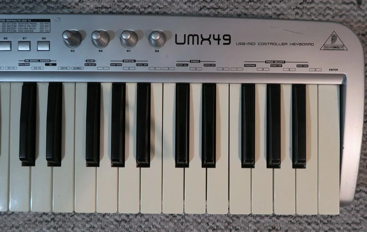 Behringer U-CONTROL UMX49 - vynikající synth mechanika