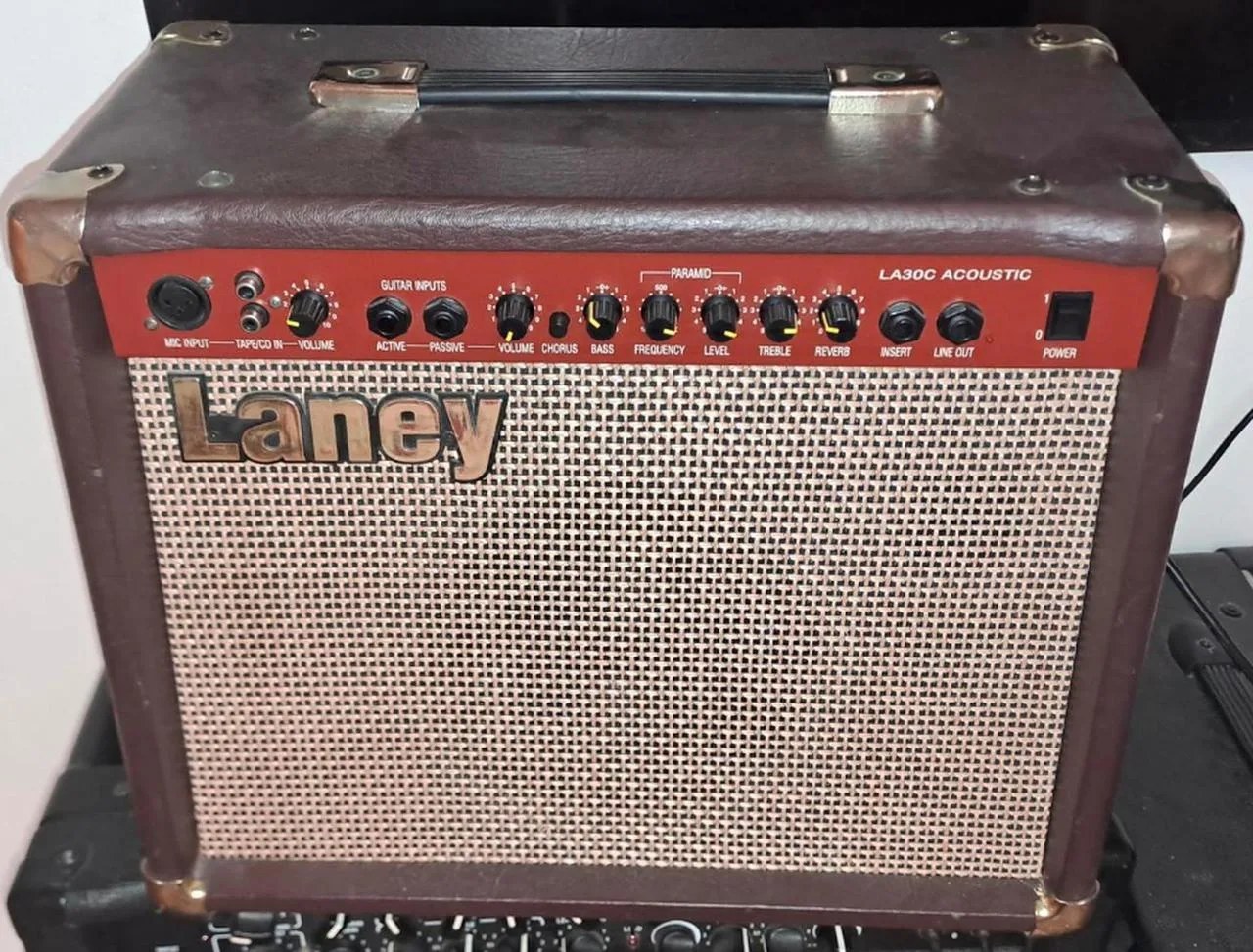 Elektroakustické kombo LANEY LA30C