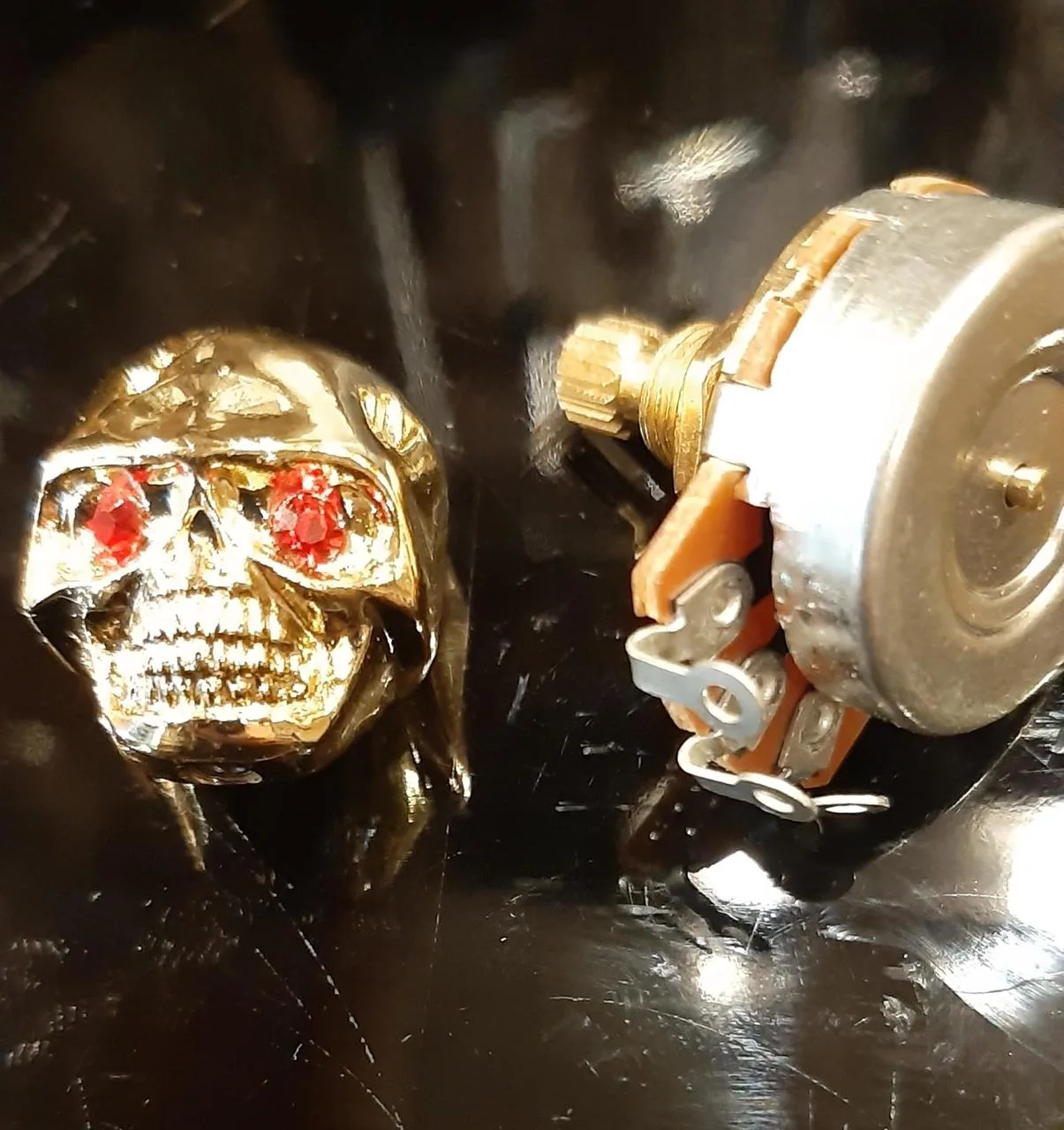 Knoby k potenciometrům Skull Head /gold
