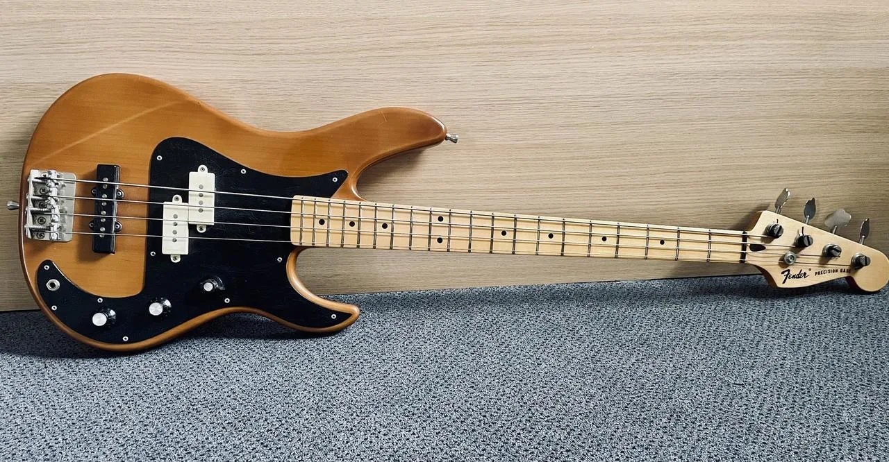 Ručně vyrobená kytara ve stylu Fender Precision
