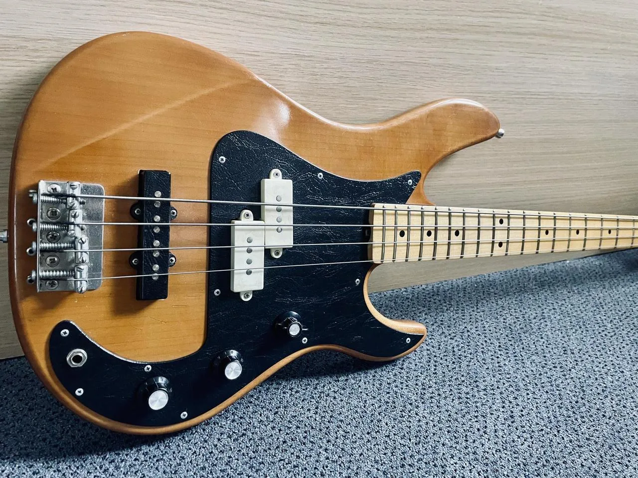Ručně vyrobená kytara ve stylu Fender Precision