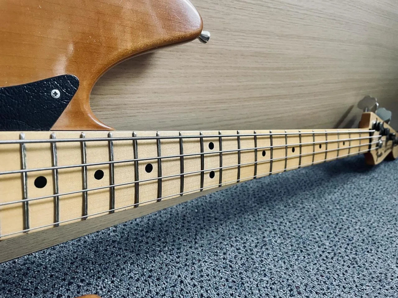 Ručně vyrobená kytara ve stylu Fender Precision