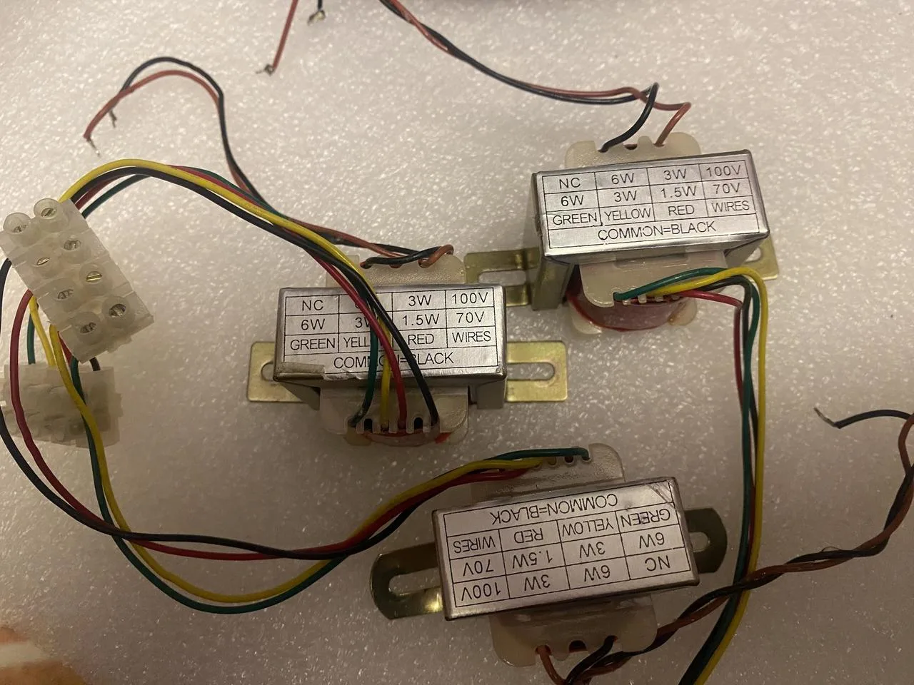 Převodový transformátor RCF ze 100 voltů na 8 ohmů,