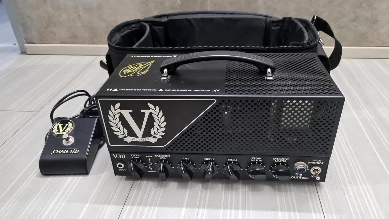 Victory v30 podepsana Guthrie Govan