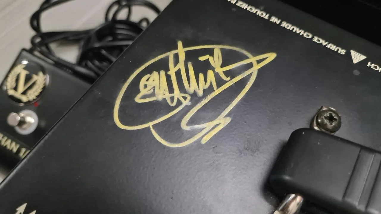 Victory v30 podepsana Guthrie Govan
