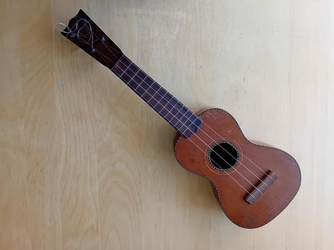 Vintage mahagonové sopranové ukulele Oscar Schmidt